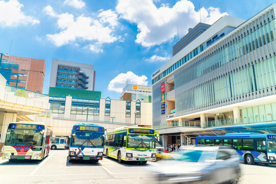 東京・練馬駅 ショッピングビル（ココネリ）とバスターミナル