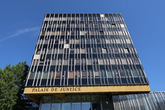 Palais de justice, vue de l'ext&eacute;rieur, ville de Douai, d&eacute;partement du Nord, France
