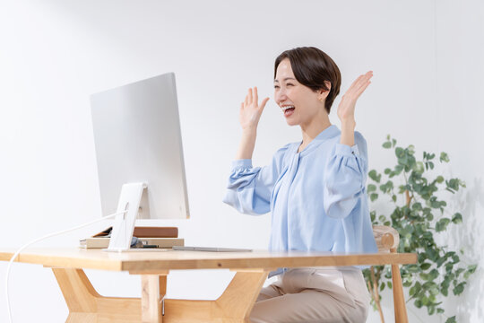 パソコンを使う女性