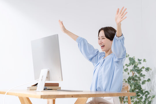 パソコンを使う女性