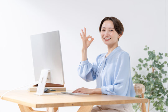 パソコンを使う女性