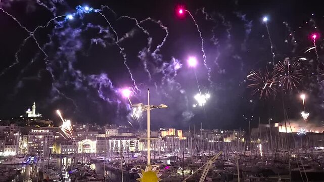Marseille, 14 juillet feu d'artifice au Vieux Port - F&ecirc;te nationale Fran&ccedil;aise