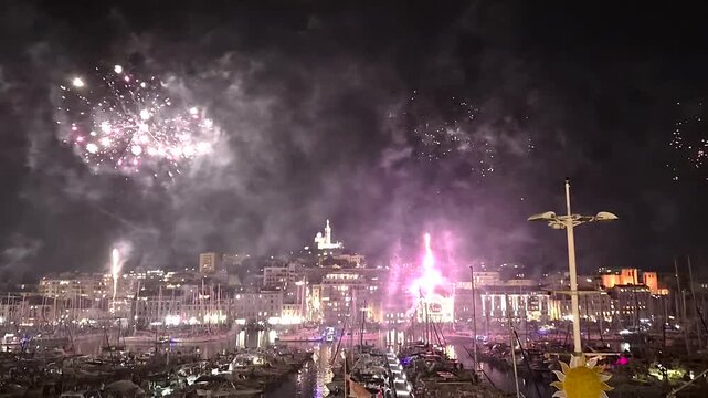 Marseille, 14 juillet feu d'artifice au Vieux Port - F&ecirc;te nationale Fran&ccedil;aise