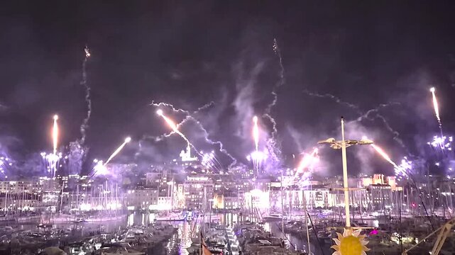 Marseille, 14 juillet feu d'artifice au Vieux Port - F&ecirc;te nationale Fran&ccedil;aise