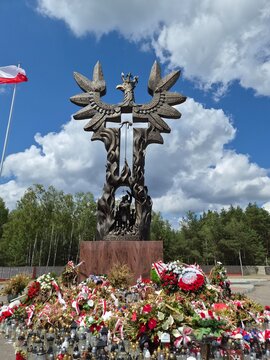 Pamieć rzezi wołyńskiej, pomnik w Domostawie. 