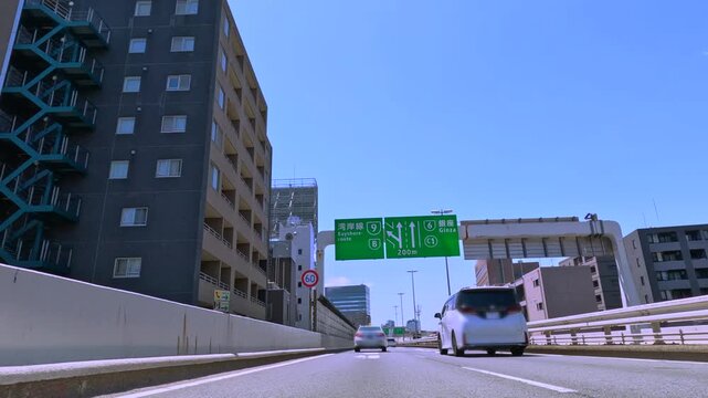 首都高速道路の複雑に交差する高架下を走る車載アングル風景