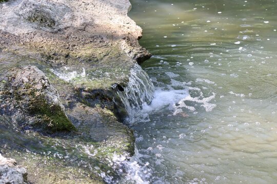 The flowing water over the rocks.