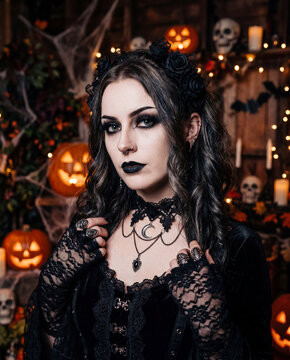 Frau im Gothic Stil vor einer Halloween Dekoration