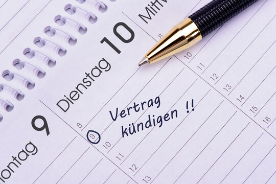 In einem Kalender ist ein Termin vorgemerkt f&uuml;r Vertrag k&uuml;ndigen, ein Kugelschreiber liegt darauf.