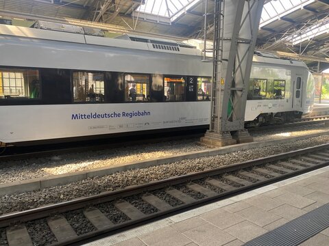 Dresden Neustadt Bahnhof , Deutschland &ndash; Juli 2026: Zug der Mitteldeutschen Regiobahn (MRB) im Bahnhof. Regionalverkehr, Eisenbahn, Schienenverkehr, Mobilit&auml;t und &ouml;ffentliche Verkehrsinfrastruktur.