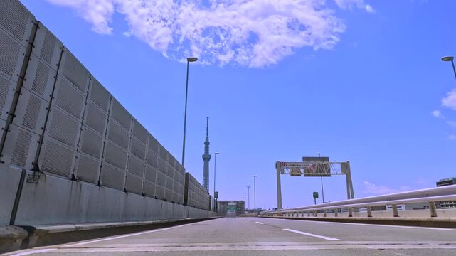 首都高速道路を走りながら望む東京スカイツリーと青空の車窓風景