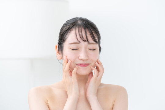 美容　スキンケア　女性