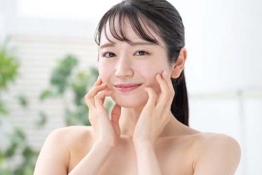 美容　スキンケア　女性