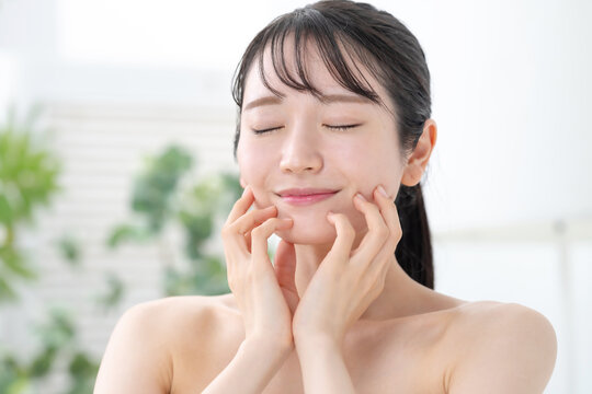 美容　スキンケア　女性