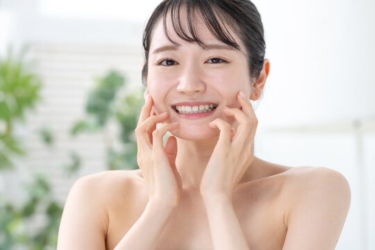 美容　スキンケア　女性