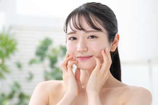 美容　スキンケア　女性