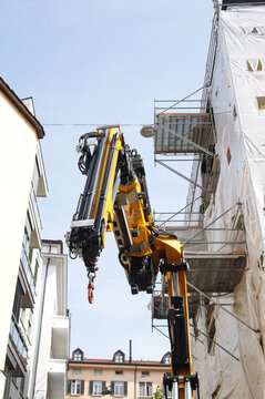 autogru in un cantiere