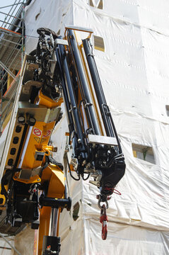 autogru in un cantiere