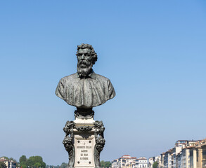Obraz premium Büste von Benvenuto Cellini , Goldschmied, Bildhauer und Medailleur des 16. Jahrhunderts., Ponte Vecchio, Florenz, Italien