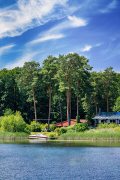 Landschaft mit Booten und kleinen Villen rund um den Tietzowsee, Rheinsberg, Brandenburg, Deutschland