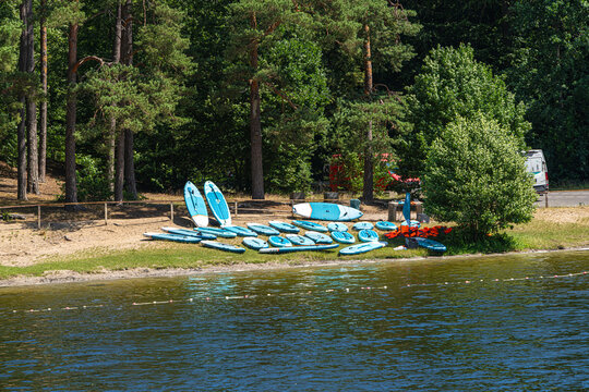 Landschaft mit Stand Up Brettern rund um den Tietzowsee, Rheinsberg, Brandenburg, Deutschland