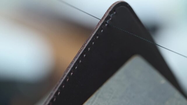 革を手縫いで縫製する手元