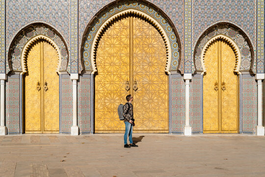 Man in front of the entrance of an ancient Moroccan palace