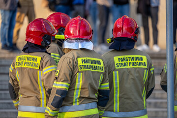 Straż pożarna podczas akcji gaśniczej ratunkowej  Strażak. © FotoDax