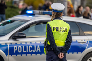 Policjantka ruchu drogowego kieruje ruchem drogowym na ulicy.  © FotoDax
