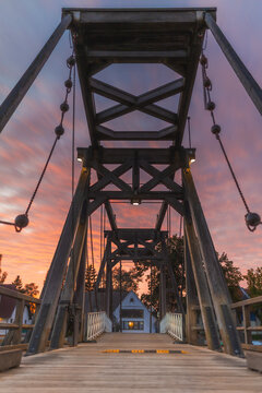Zugbr&uuml;cke in Greifswald-Wieck an der Ostsee bei Sonnenuntergang