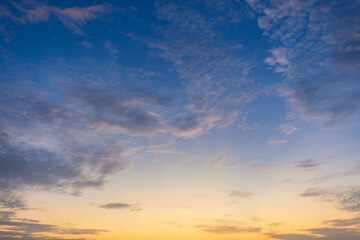 Obraz premium Beautiful Colorful Sunset Sky with Soft Clouds and Glowing Horizon,A breathtaking view of a vibrant colorful sunset sky filled with soft, delicate clouds and a warm glowing horizon, perfect.