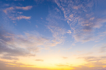 Obraz premium Beautiful Colorful Sunset Sky with Soft Clouds and Glowing Horizon,A breathtaking view of a vibrant colorful sunset sky filled with soft, delicate clouds and a warm glowing horizon, perfect.
