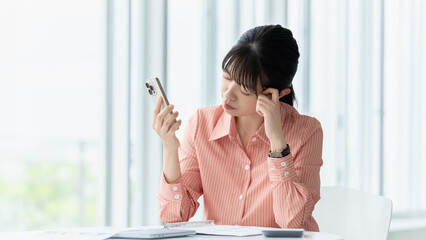 スマートフォンを見ながら考えごとをする女性・ビジネスウーマン, Businesswoman Thinking While Looking at a Smartphone © Trickster*