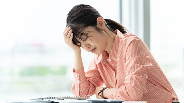 考え込む女性・ビジネスウーマン, Thoughtful Businesswoman