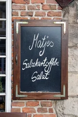 matjes salzkartoffeln und salat angebot laut tafel © kristina rütten