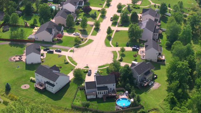 Cul-de-sac and private homes with large lot size and green grassy lawns in summer season. Rural residential suburbs with upscale suburban houses outside of Cleveland, Ohio.