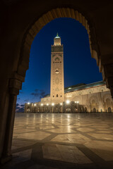 Fototapeta premium Beautiful Hassan II Mosque lit but starburst shaped lights in the evening in blue hour, in Casablance, Morocco. Amazing site. 