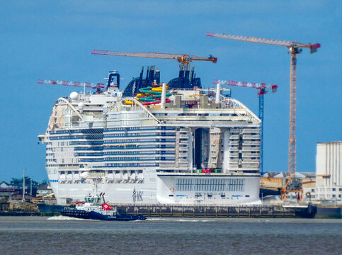 Le paquebot MSC World Asia en construction aux Chantiers de l'Atlantique, Saint-Nazaire,
