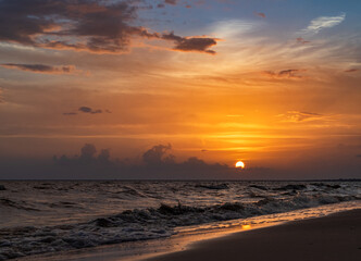 Fototapeta premium Peaceful glow over gentle waves