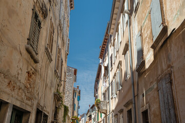 Fototapeta premium Narrow historic street in old town Rovinj, Istria, Croatia.