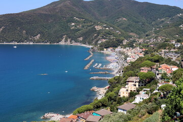 Obraz premium Blick auf Moneglia in Ligurien im Sommer