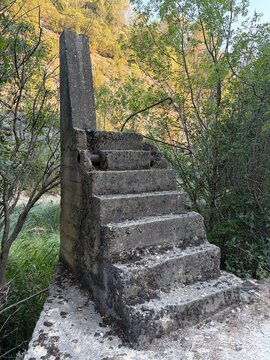 Restos de hormig&oacute;n de un puente colgante antiguo