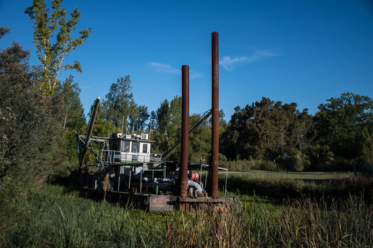 Barco en la vegetaci&oacute;n