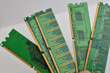 Detail of a DDR4 RAM Memory, in close-up, with a light background, showing the advanced technology used in electronic devices. © ND7 Studio