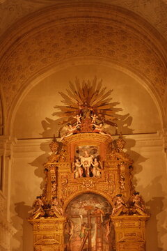 This image depicts the Baroque Retablo Mayor (Main Altarpiece) within the Parroquia del Sagrario, located inside the Seville Cathedral in Spain.