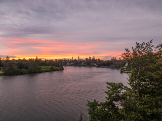 Fototapeta premium Sunset Over the City with River Reflections