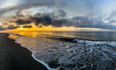 Naklejka premium Sunrise over Hilton Head island beach with breaking waves