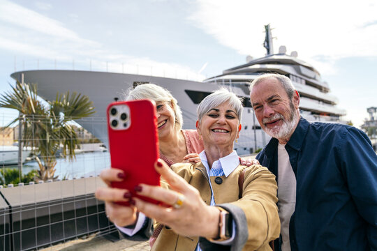 Seniors capturing joyful travel memories together