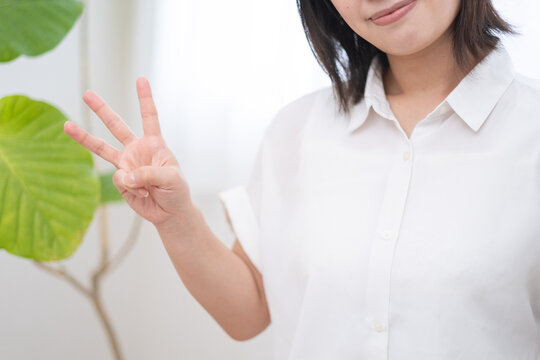 指を立てる女性（ランキング３位）