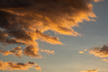 Fototapeta premium Dramatic Sunset Clouds in Golden Light